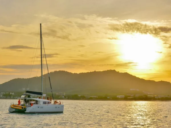🌅 Dîner romantique au coucher du soleil sur un catamaran – Image 2