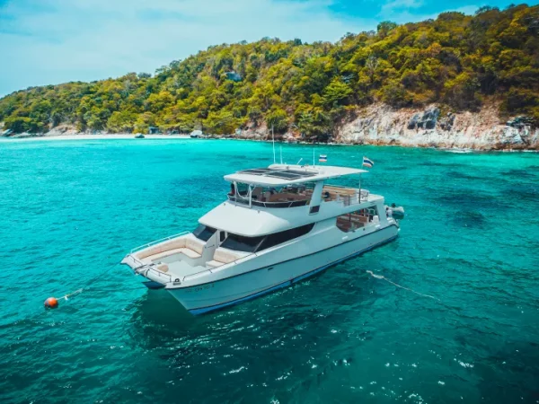 ⛵ Excursion 1 Jour en Catamaran à Moteur aux Îles Similan 4600 THB