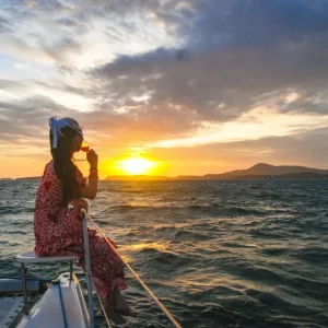 🌅 Dîner romantique au coucher du soleil sur un catamaran