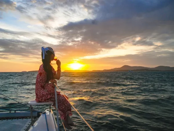 🌅 Dîner romantique au coucher du soleil sur un catamaran