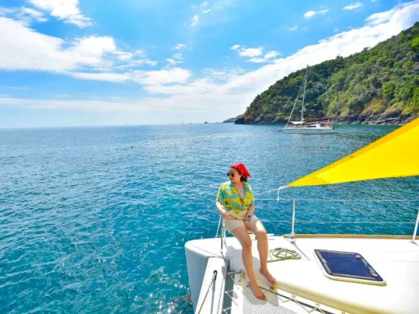🛥️ Racha + Îles Coralliennes + Coucher de Soleil au Cap Promthep (catamaran yacht) – Image 3