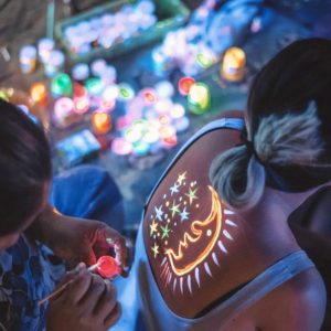 full moon party et ses peintures fluorescente
