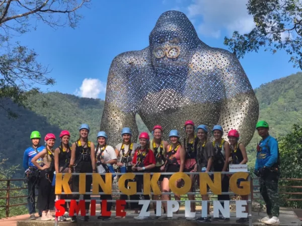 🌲 Tyrolienne géante KingKong Smile – La plus longue et haute d’Asie !