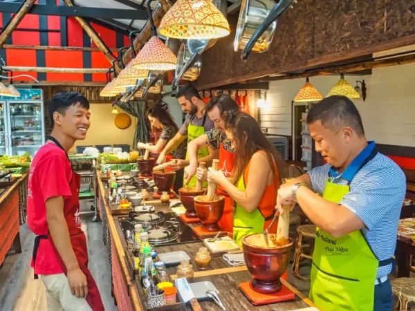 🍜 Thai Akha Kitchen – Cours de cuisine & visite du marché