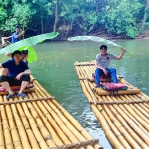 🛶 Bamboo Rafting – Détente sur la rivière Klong Phanom
