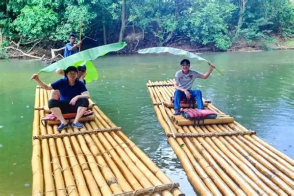 🛶 Bamboo Rafting – Détente sur la rivière Klong Phanom