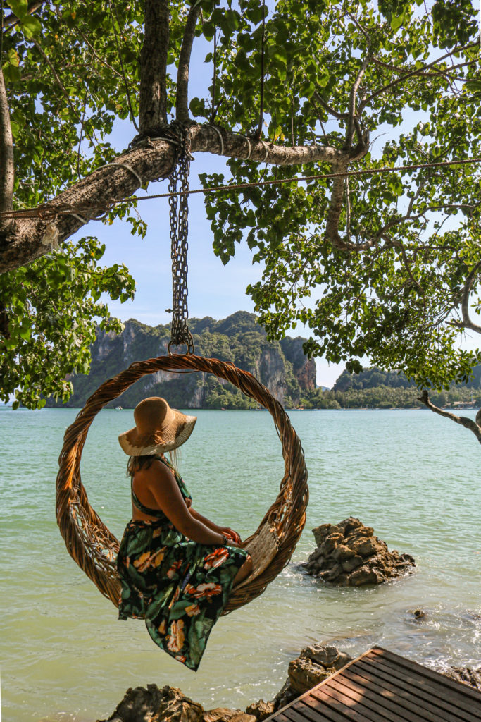 Femme sur une balançoire face à la baie de Railay Krabi - Détente en Thaïlande