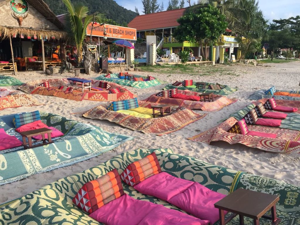 Le tourisme baisse en Thailande , plage et restaurant vide