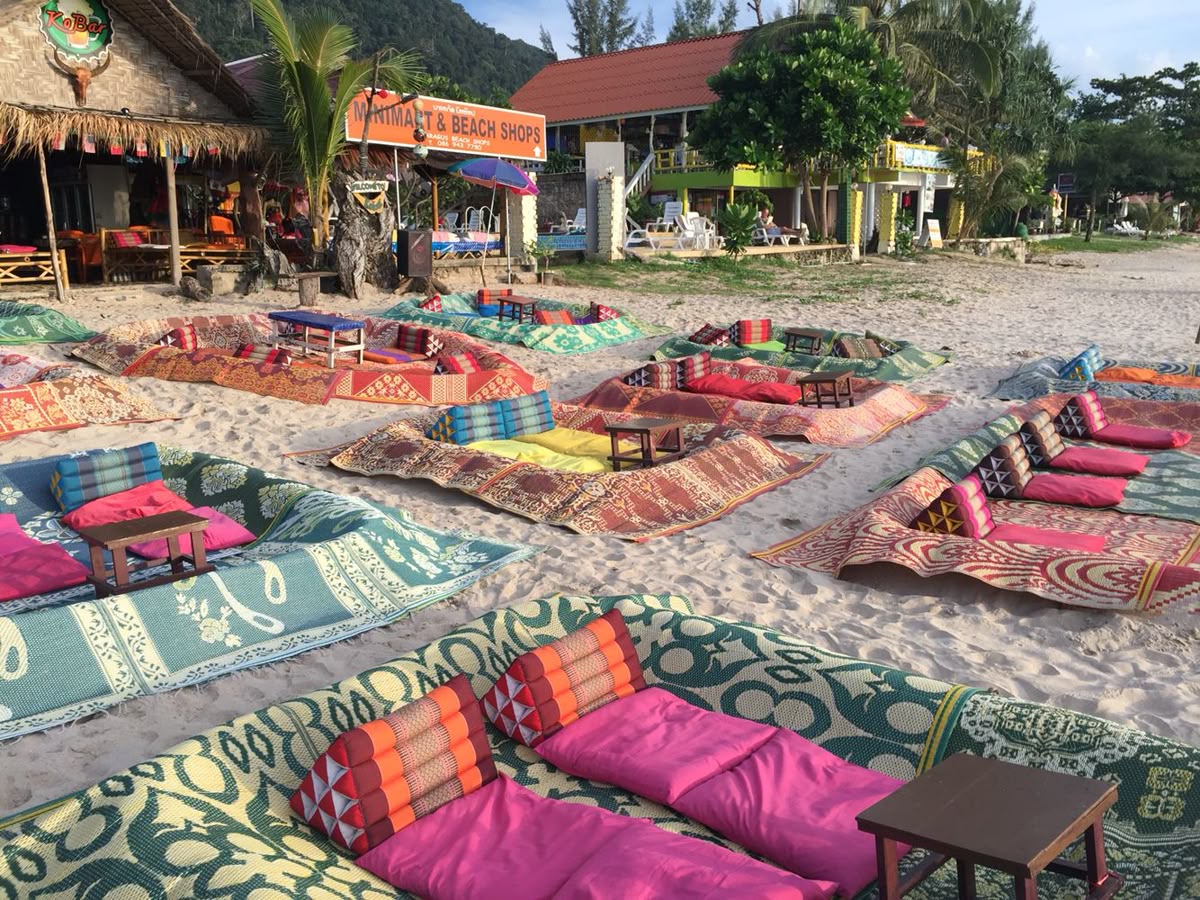 Le tourisme baisse en Thailande , plage et restaurant vide