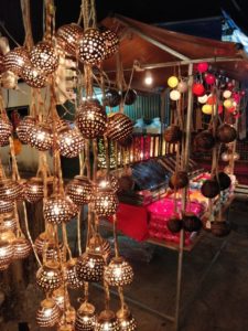 au centre de la ville ce trouve le grand marché Nigth Bazar